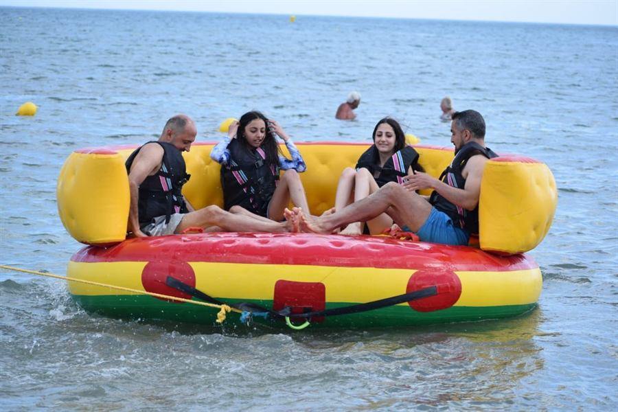 A family close to shore: the driver adapts the pace for children