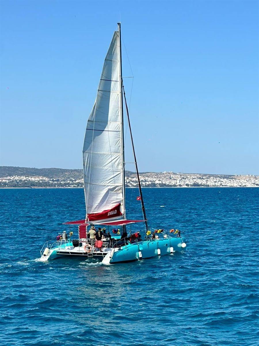 Full sail, the Hammamet coastline in the background